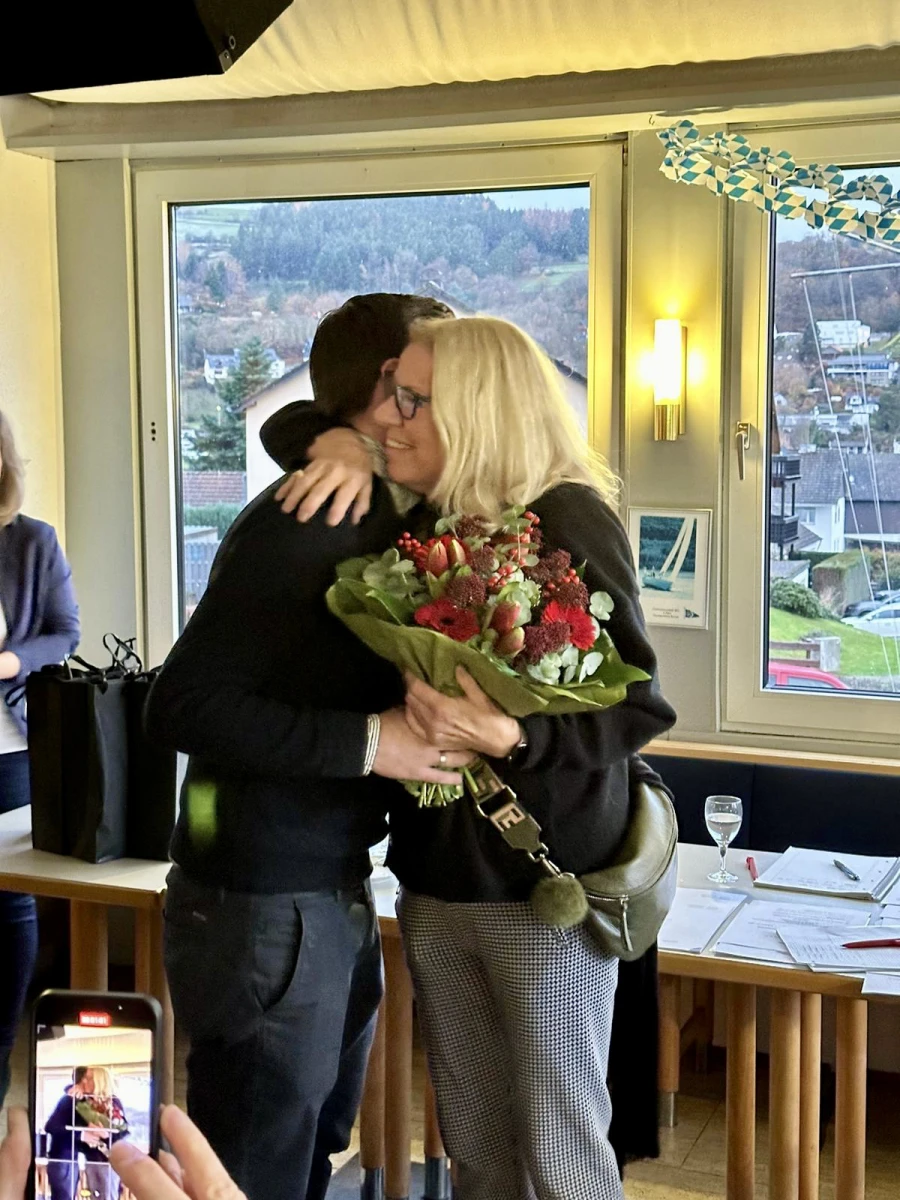 Markus Ludwigs überreicht Blumen und Vorstand