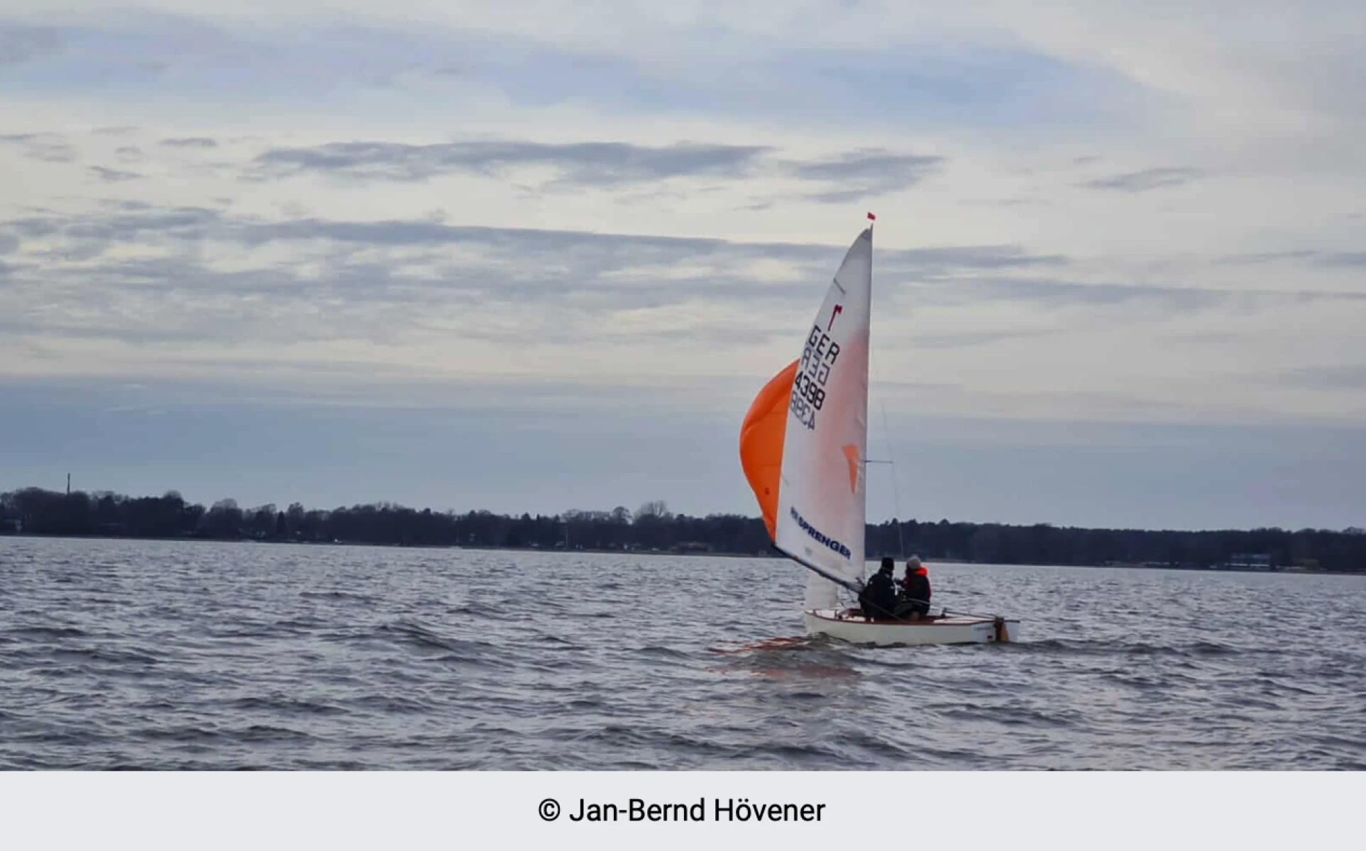 Pirat mit Spinnaker auf dem Vorwindkurs