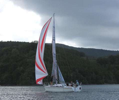 Dehler 25 CR mit Gennaker auf dem Rursee