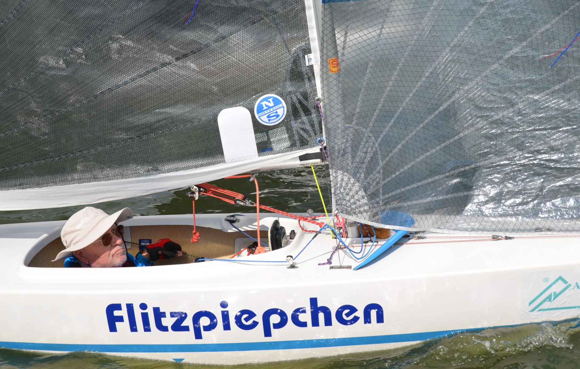 Detlef bei der internationalen Meisterschaft der 2.4mR Klasse