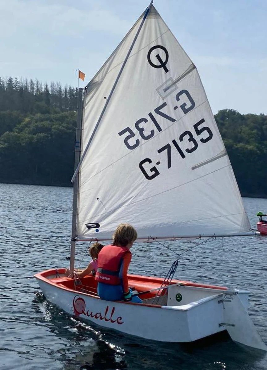 Optimist beim Segeln auf dem Rursee, Segelsportclub Rursee