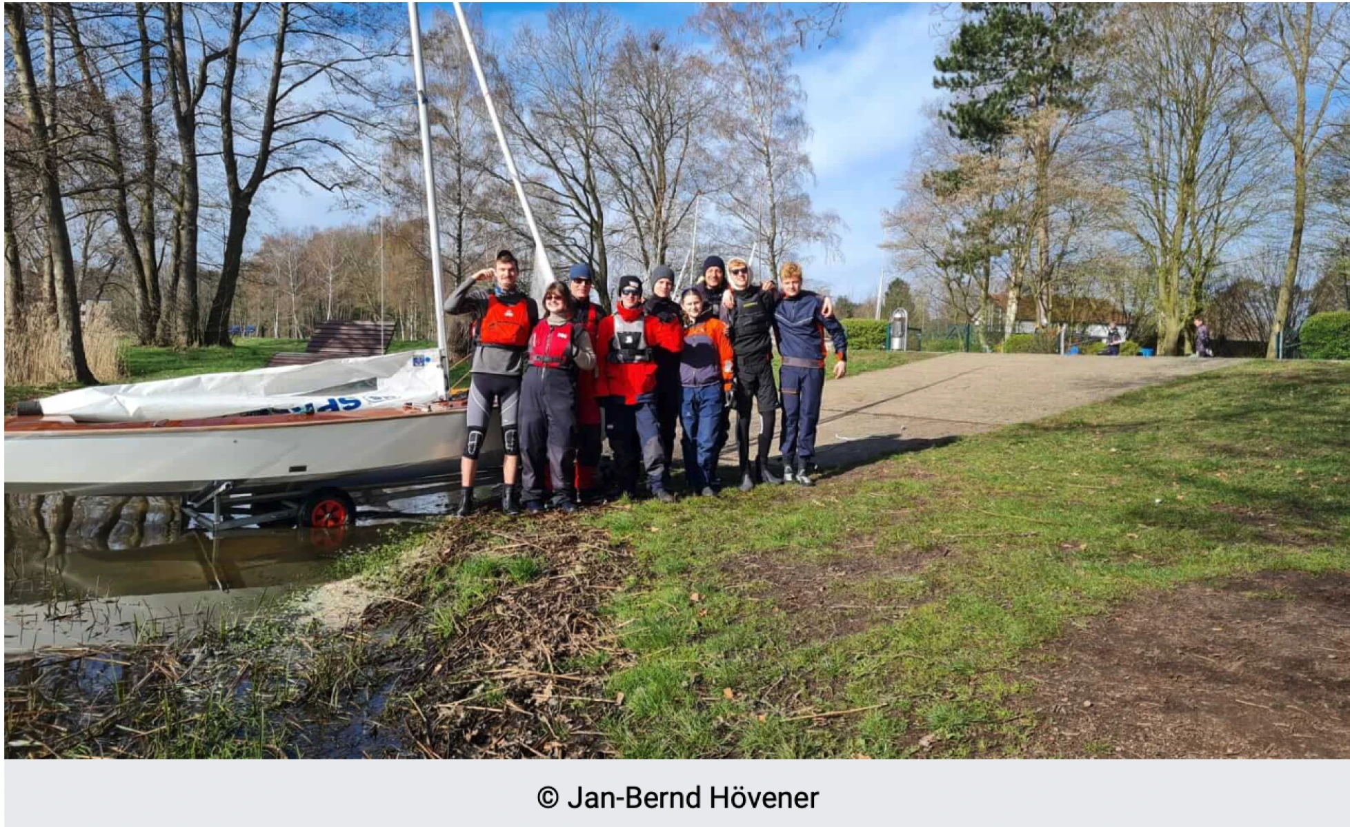 Gruppe beim Segellager mit einem Piraten